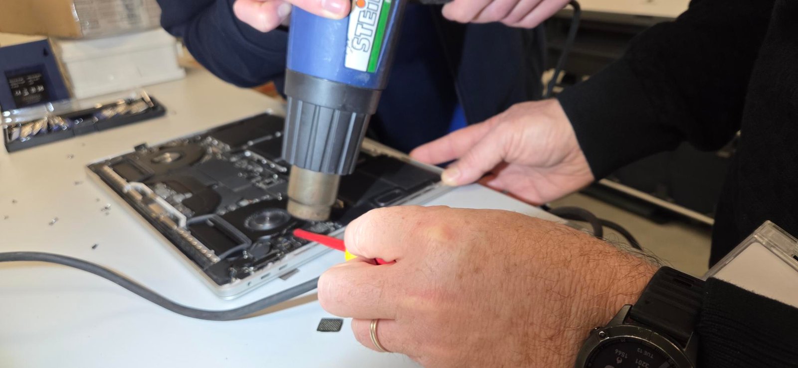 Extraction de la puce SSD du MacBook
